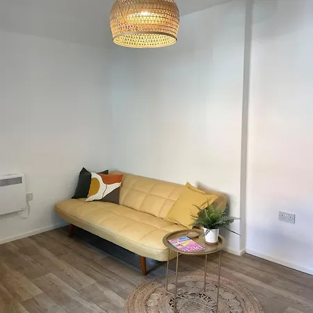 Central, Modern Apartment-3
